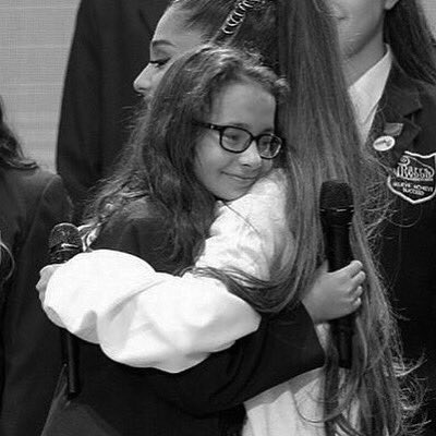 TeamGrandeFR's tweet photo. "@ArianaGrande: 1 ♡" https://t.co/NCLGpHy30x