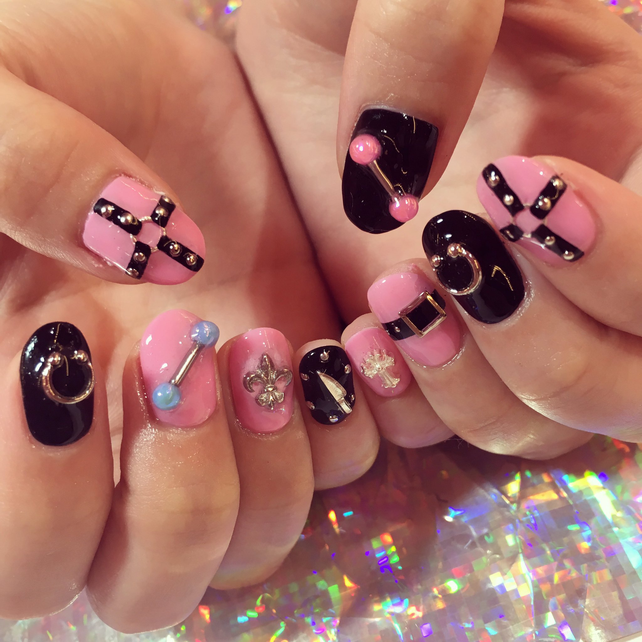 טוויטר りつ山りつた בטוויטר ピンクロックネイル ピアス好きでネイルにもしたった 黒リップも最近購入したからゆめかわ以外のファッションもしたくなる T Co C1qibeoenz