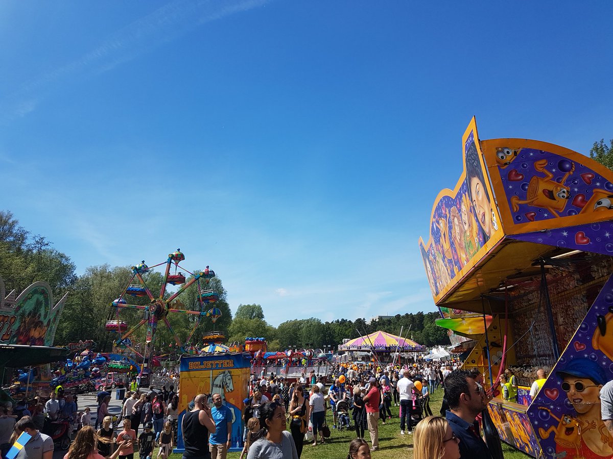 alenberg's tweet image. Vad är väl en bal på slottet? 
#iaminhell #vadgörmaninteförsinabarn #sverigesnationaldag #sundbyberg