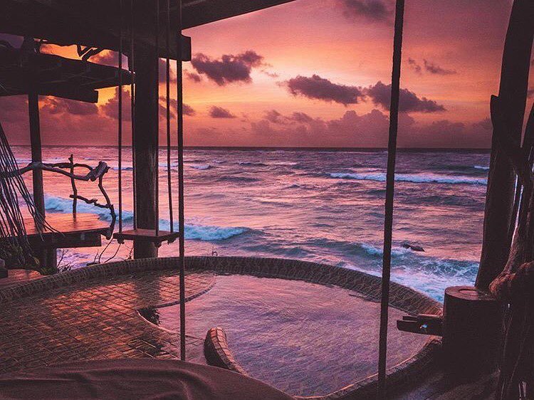 🔥When Mother Nature shows off first thing in the morning 🔥#ShowOff #Sunrise #GoodMorning #Azulik #LovedByGuests #B… ift.tt/2r1co4s