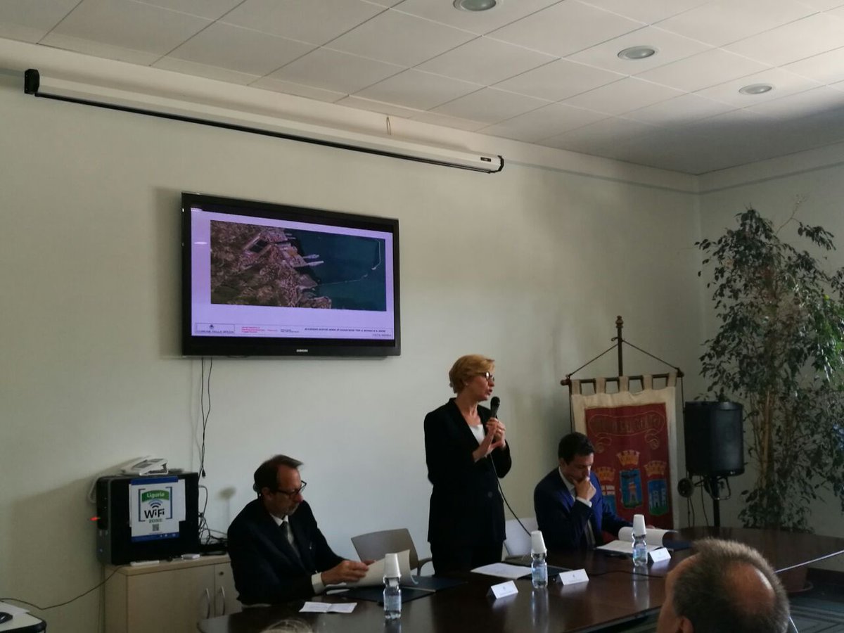 MinisteroDifesa's tweet photo. Accordo #MinisteroDifesa @ComuneSpezia @agenziademanio: cessione area base #AeronauticaMilitare Cadimare per riqualificare tessuto urbano https://t.co/3mC8laYT5r
