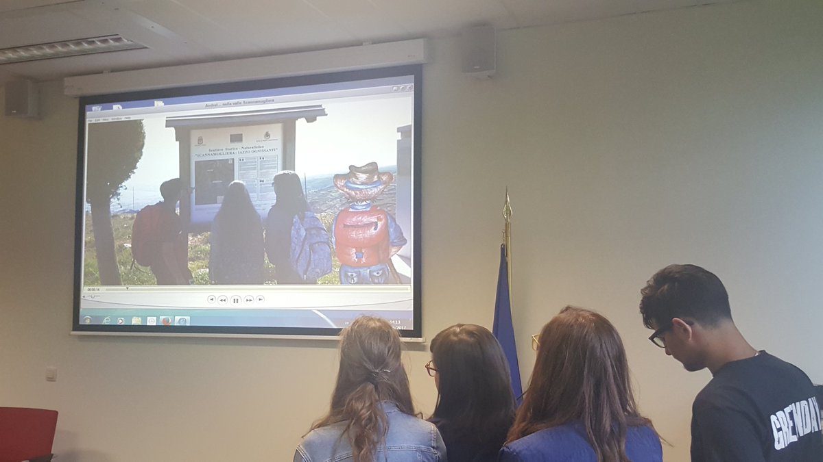 ascuoladioc's tweet photo. Il team @borderline1617 presenta a Bruxelles il suo video, che racconta il recupero dei sentieri del Gargano @OpenCoesione #ASOC1617 https://t.co/iKdS3pQPvf