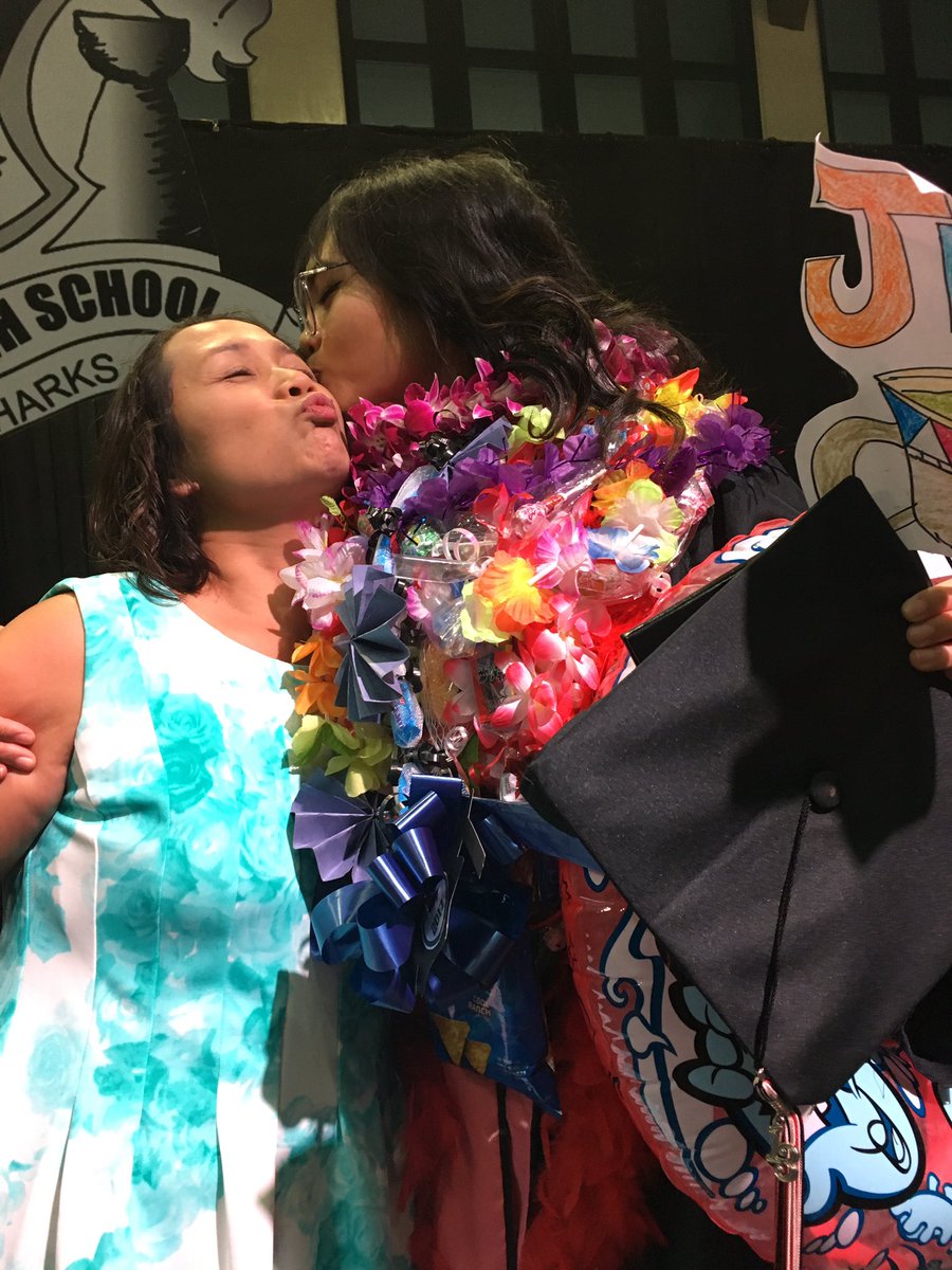 netttegrace's tweet photo. NOW I CAN SCREAM THAT U MADE IT 👏🏼🦈👸🏻🎓💛🎉 #busno #GRADUATIONDAY #SimonSanchez https://t.co/j6wGxMgoNP