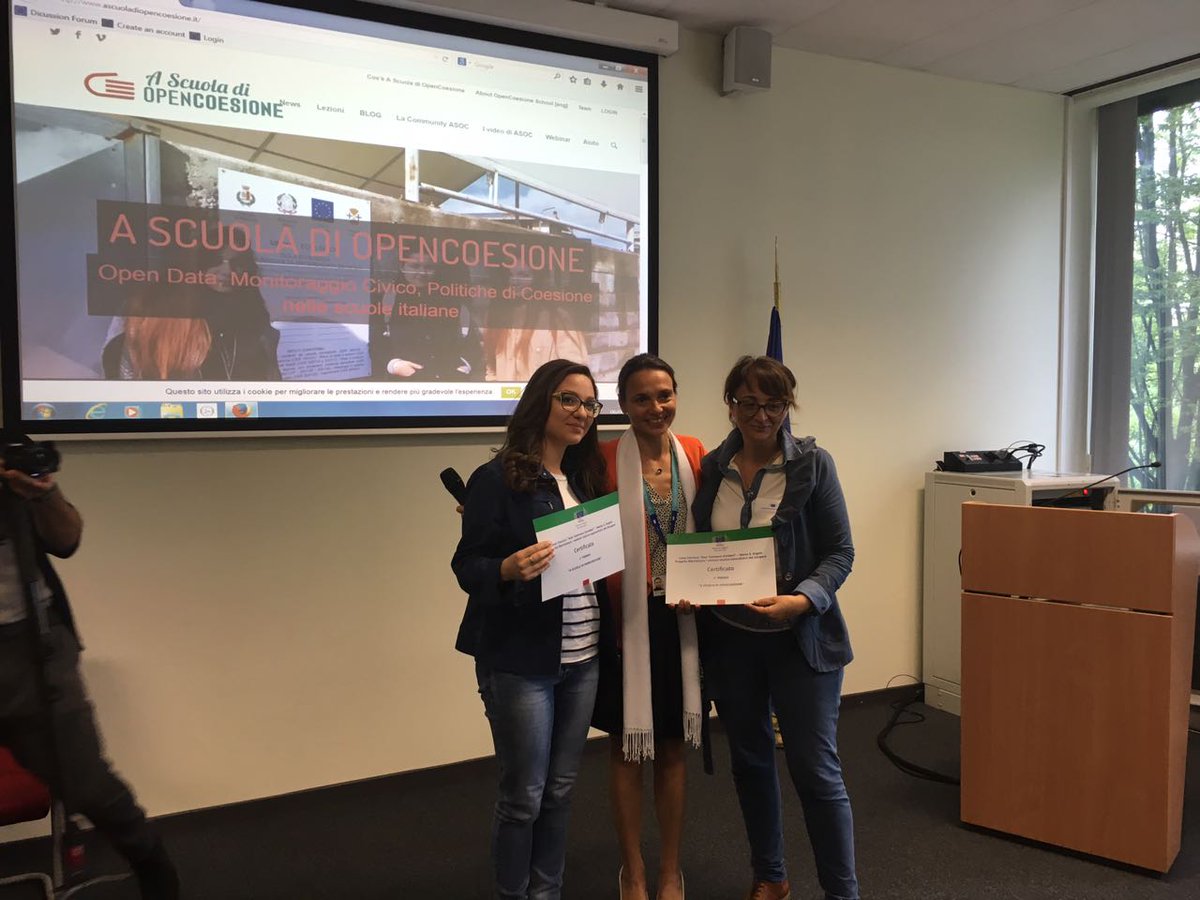 ascuoladioc's tweet photo. Il team @borderline1617, primo posto #ASOC1617, premiato da @EU_Regional a Bruxelles @OpenCoesione @europainitalia @MiurSocial https://t.co/ljo9wpVvYf