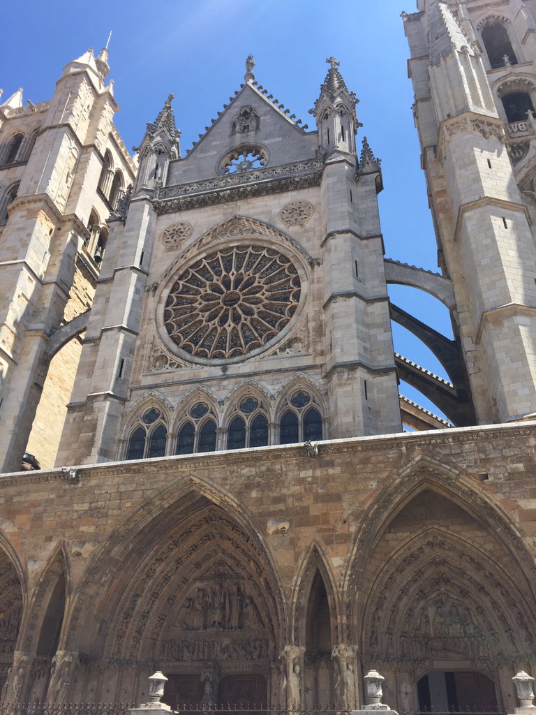 Carolplanc's tweet photo. 5 días en #leonesp 🦁y sin poder visitar su #catedral por el incomprensible horario de visitas 🤦🏻‍♀️@LeonAyto https://t.co/7ThXw6G5pg