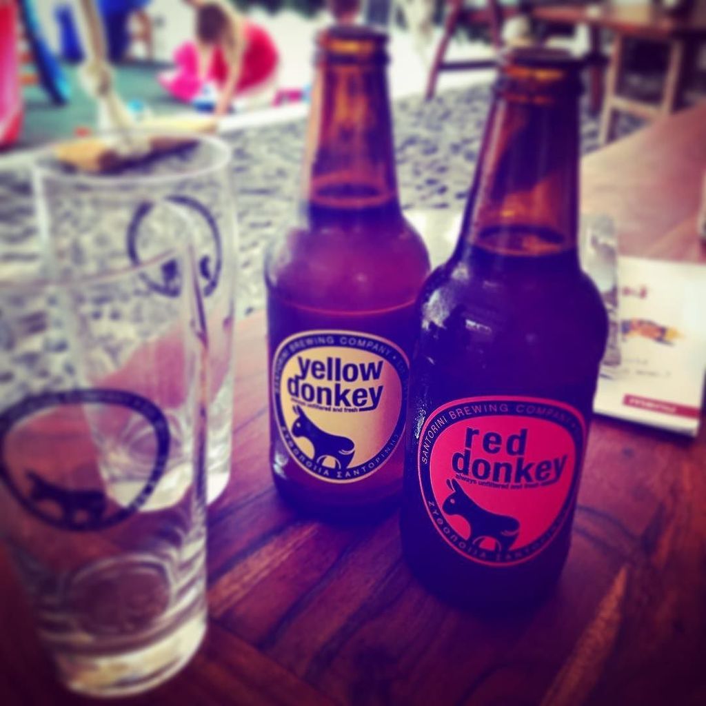 sausagearms's tweet image. Can&apos;t believe me and Neil have found wanky hipster beers even here #santorini2017🇬🇷
