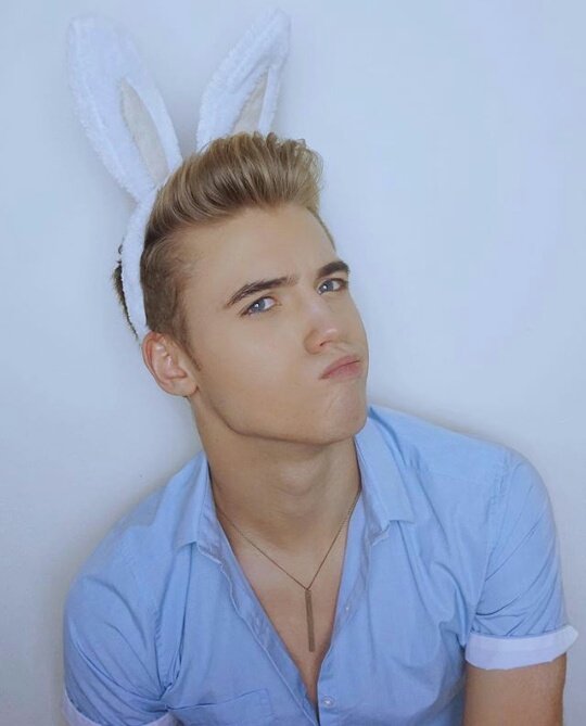 ℬ  𝓪 𝓫 𝔂    ℬ 𝓸 𝔂 

→ Estudiante
→ Sumiso
→ Pasivo
→ Daddy's prince.
→ #Fake

Rᴛ ᴘᴀʀᴀ ᴅᴀʀᴍᴇ ᴀ ᴄᴏɴᴏᴄᴇʀ