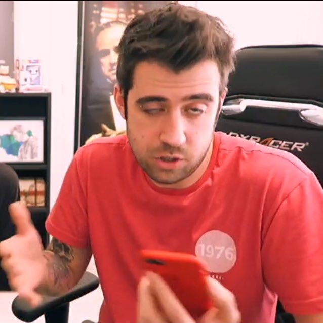 auronplay's tweet image. Calculo así a ojo que me habéis enviado unas 5282729 capturas del vídeo de ayer mientras tenía cara de calamar, aquí las mejores.