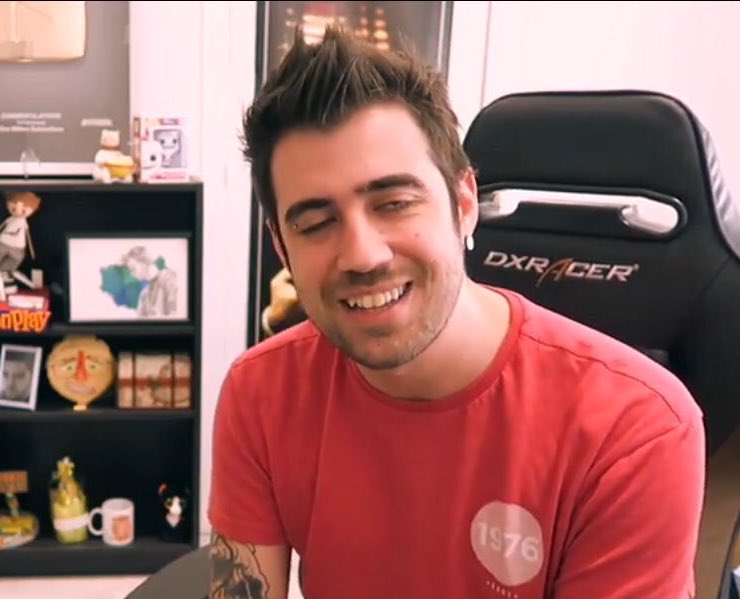 auronplay's tweet image. Calculo así a ojo que me habéis enviado unas 5282729 capturas del vídeo de ayer mientras tenía cara de calamar, aquí las mejores.