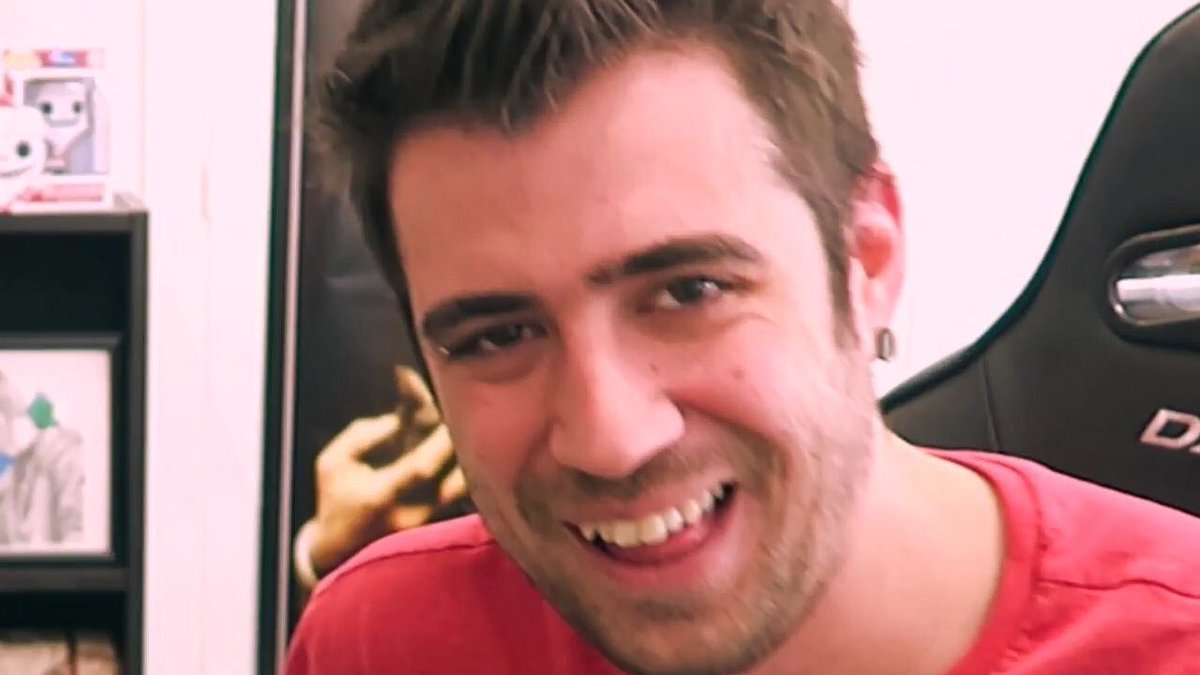 auronplay's tweet image. Calculo así a ojo que me habéis enviado unas 5282729 capturas del vídeo de ayer mientras tenía cara de calamar, aquí las mejores.