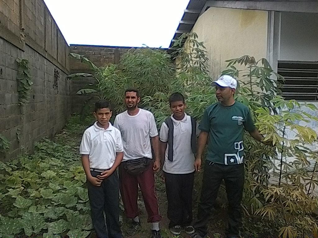 amazovida's tweet photo. @AgroAmazonas técnicos de INIA y MINPPAU realizan inspección a escuela menca de leonis para fortalecer los conucos escolares @MinPPAU https://t.co/F2MbGEnXN0