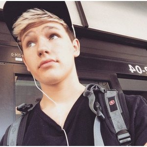 xcourtneyx1998's tweet photo. @TheTideDrew I don't know about you but I see no difference 🐶👱 #DrewandLevi https://t.co/WlQcxcb3hg