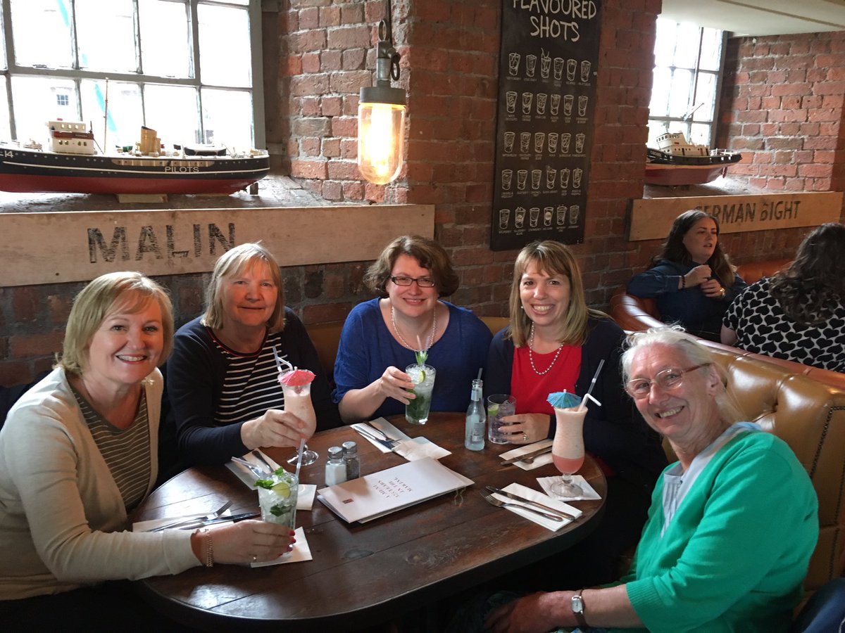 HenlowWI's tweet photo. Cocktails pre #WI_AM2017 Bedfordshire Federation having fun! https://t.co/8zISRMWCIb