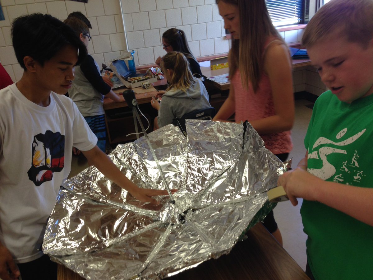 DeniseLucas101's tweet photo. Gr. 8 #solaroven plan, design and build day @WinstonHigh. Creative minds using #lawsofreflection to bake chocolate chip cookies. https://t.co/Qh2ZIuAxFC