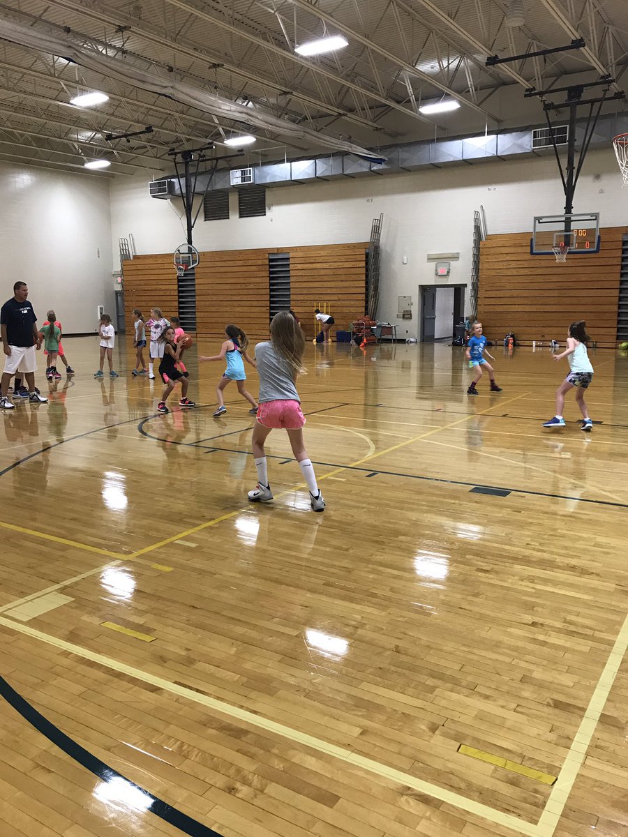 OGLadyKBball's tweet photo. 3rd and 4th graders learning the game by playing 3 on 2!!  #OGCamp 
#FWAP #GetBetter https://t.co/fx2Ak2Lto5