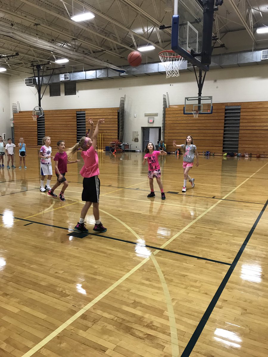 OGLadyKBball's tweet photo. 3rd and 4th graders learning the game by playing 3 on 2!!  #OGCamp 
#FWAP #GetBetter https://t.co/fx2Ak2Lto5