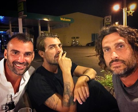 KJP_V7's tweet photo. H κλίκα μπροστά σε Βενζινάδικο. Ο Βλάκας με το πούρο, κοροϊδεύει το Ντάνο για τα τσιγάρα απ τους ντόπιους. #survivorGR #SurvivorPanoramaGR https://t.co/TY6ymUziH0