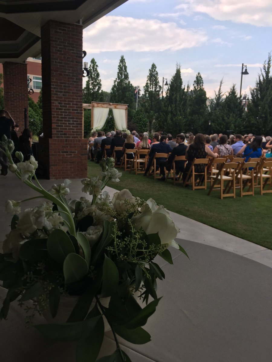 liquidcaterings's tweet photo. Thanks to Indigo Hall event venue for a stunning #outdoorwedding, where our team served Blue Moon Brewery and Biltmore wines. #loveyourbar https://t.co/5lEYs4eo7F