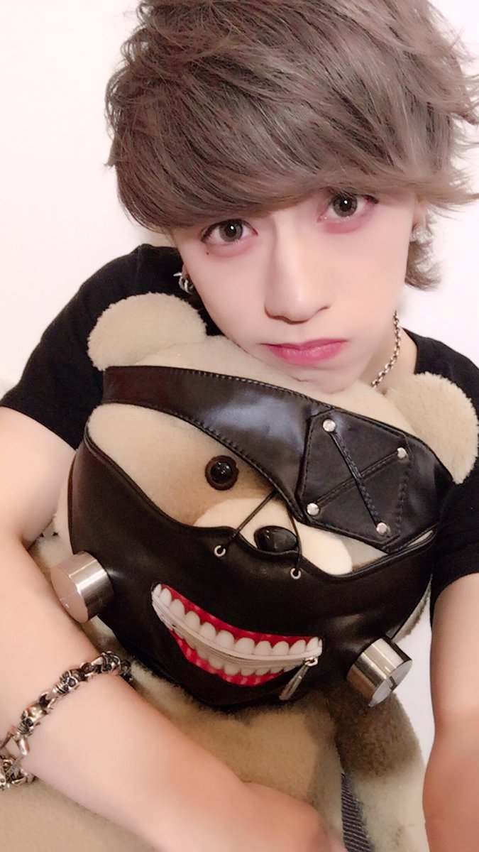 the_Vambi's tweet photo. どうも...

闇(病み)ゔぁんびです……💜🔪

よききくんに
生み出された第二の人格です……

コミュ症です……

好きな物は……ぬいぐるみ🐻

嫌いな物は……声デカイ人。

病的に愛して下さい、

僕も愛します。

チャンネル登録しないと……

殺しちゃうぞ❤🔪

#拡散希望 https://t.co/dJe5rz4UpC