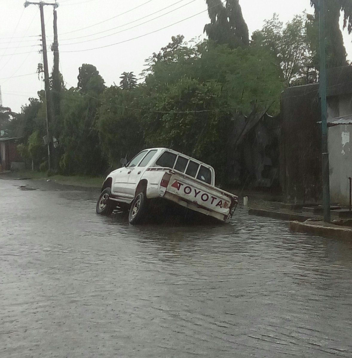 WarriUpdate's tweet photo. This is in Edjeba, Warri. The roads are all flooded https://t.co/wBPhcHxrob