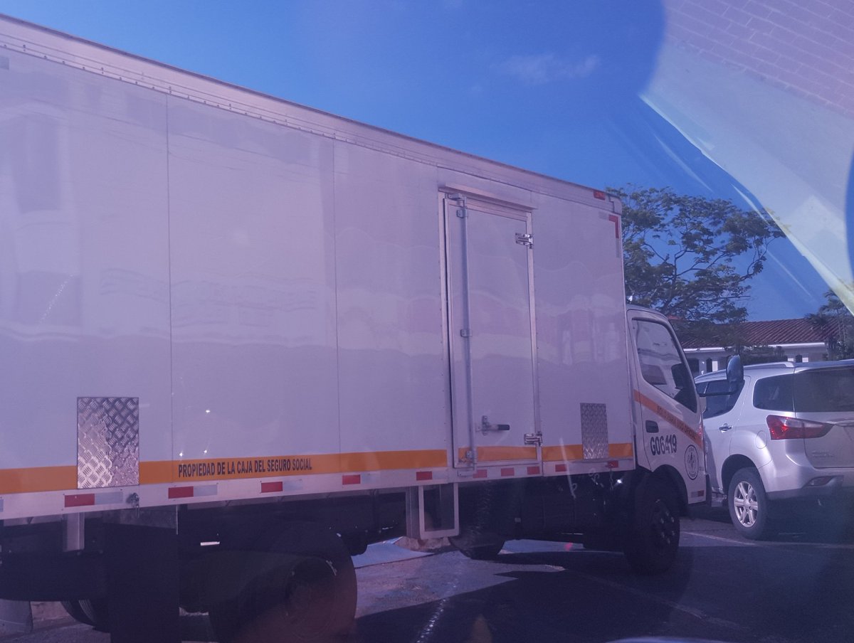 FraJaDo's tweet photo. Miren que belleza un camión de la CSS mal estacionado  en parking de discapacitados! @ATTTPanama @TReporta @tvnnoticias @criticaenlinea https://t.co/H9T4L5U5Ws