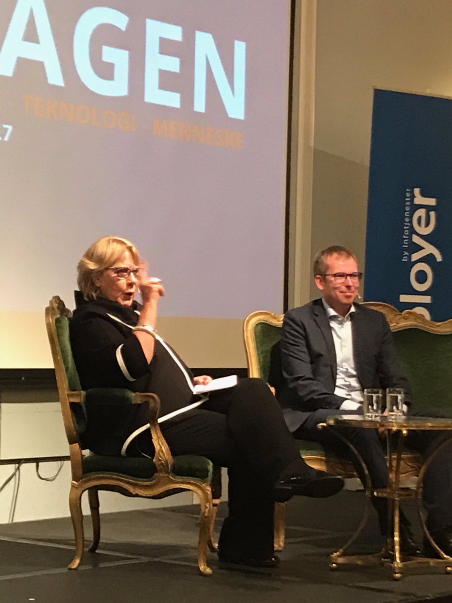 CorneliaBjorkeH's tweet photo. Herlig passiar om delingsøkonomi @HakonHaugli @annegrosvold #lederdagen2017 #infotjenester #delingsøkonomi https://t.co/V7A3DCU2aq