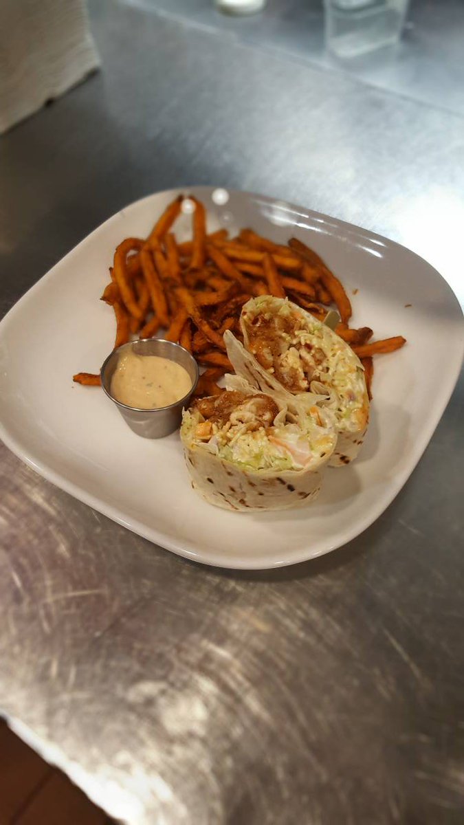 BP_Conroy's tweet photo. Thai chicken wrap with yam fries! Join us before 3pm everyday to check out exclusive lunch items! #lunch #Quick #fast #HalfTimeLunch #Ottawa https://t.co/OaeY6yB6sc