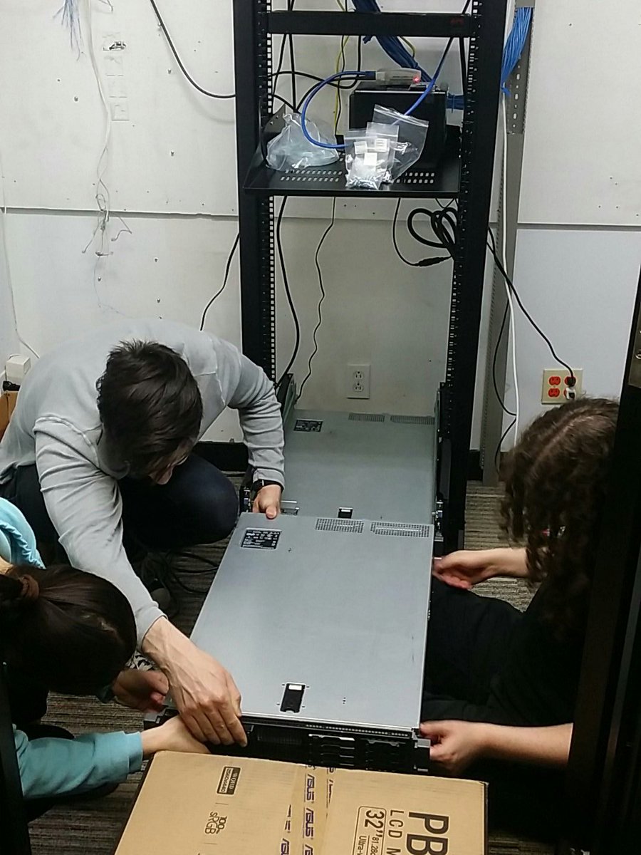 VictorFAnjos's tweet photo. @TheDeepLearning staff seeing up even more servers. #AI takes a lot of power. https://t.co/XUXBcn0rDr