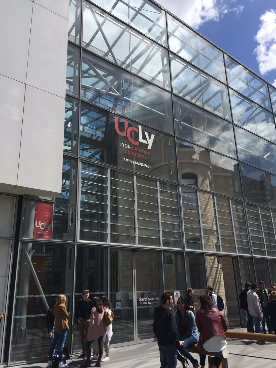 Bien arrivé à #disruptrhlyon ! On installe pour vous accueillir très vite !