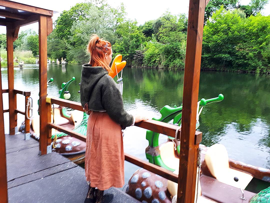 Mal ein bisschen die Aussicht genießen ;)
.
#phantasialand #wuzetown #wuzetal #frezeitpark # #amusementpark  #tretboot #rideoperator