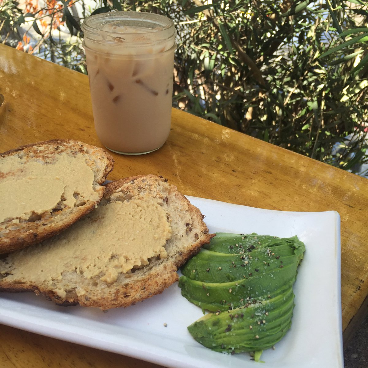 juuleatz's tweet image. more toast from a few weeks ago. Sourdough with hummus. Side of sliced avocado w/ sea salt + pepper. Iced chai latte ☕️💕