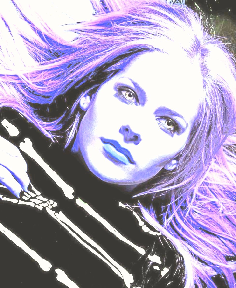 Avrillav09's tweet photo. @AvrilLavigne #abbeydawn #purplehairdontcare omg purple really suits her 💙 https://t.co/K7Dh4bYKt3