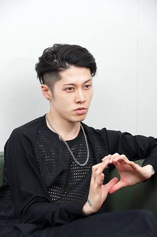 Miyaviの年最新ヘアスタイル画像 ヘアカラーが青髪で斬新 La La Lounge