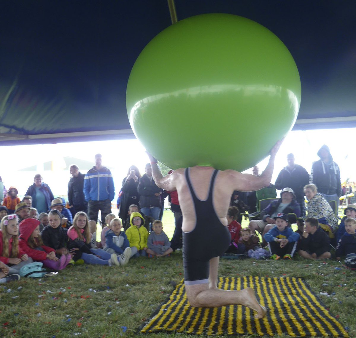 delgado1978's tweet photo. 1/2 Kids entertainer in Wychwood festival in Cheltenham where a man in bib shorts covers himself in baby oil and climbs into a balloon !! https://t.co/wgj4MNfjpU