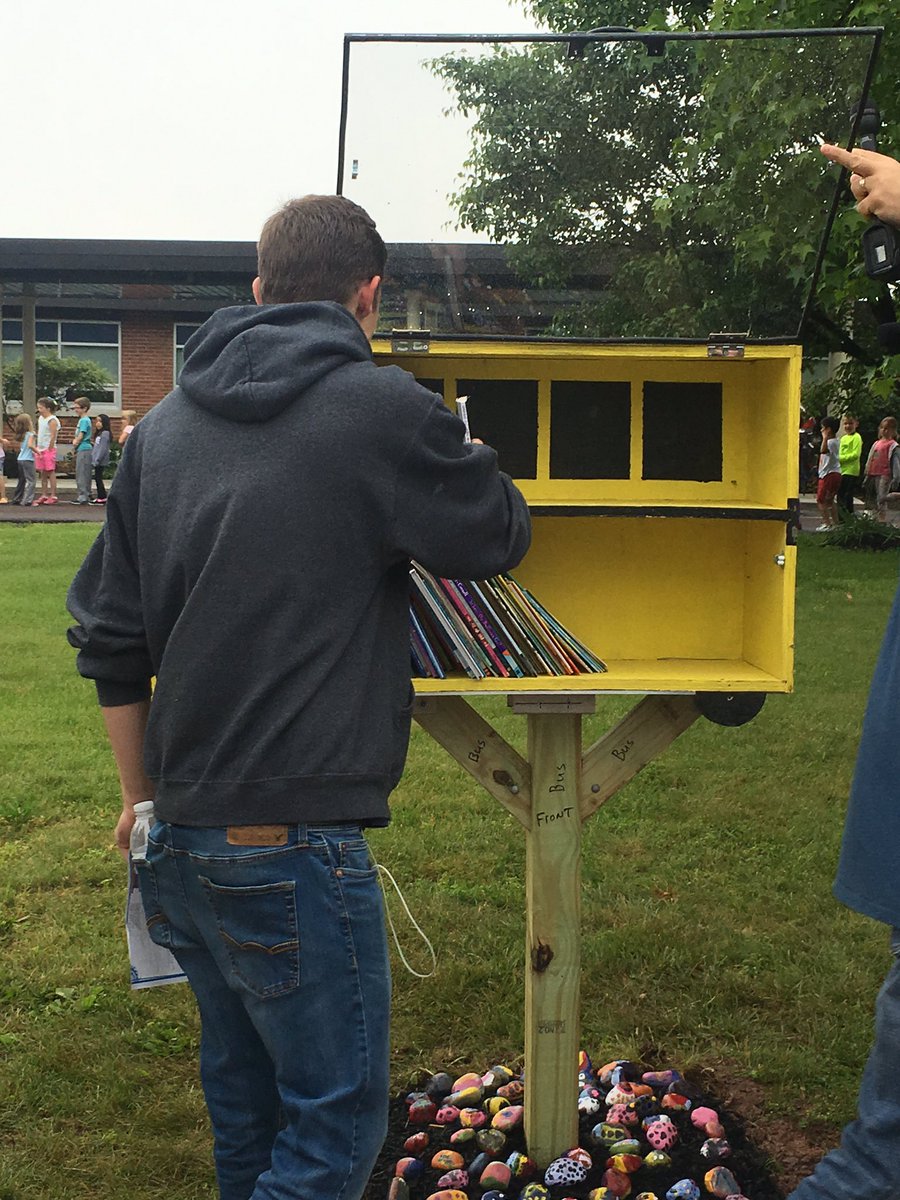 SASD_EMC's tweet photo. EMC First Graders &amp; the High School partnered to create Little Free Libraries! 4 Little Free Libraries in Souderton! We love reading! https://t.co/wj3wwY6CCV