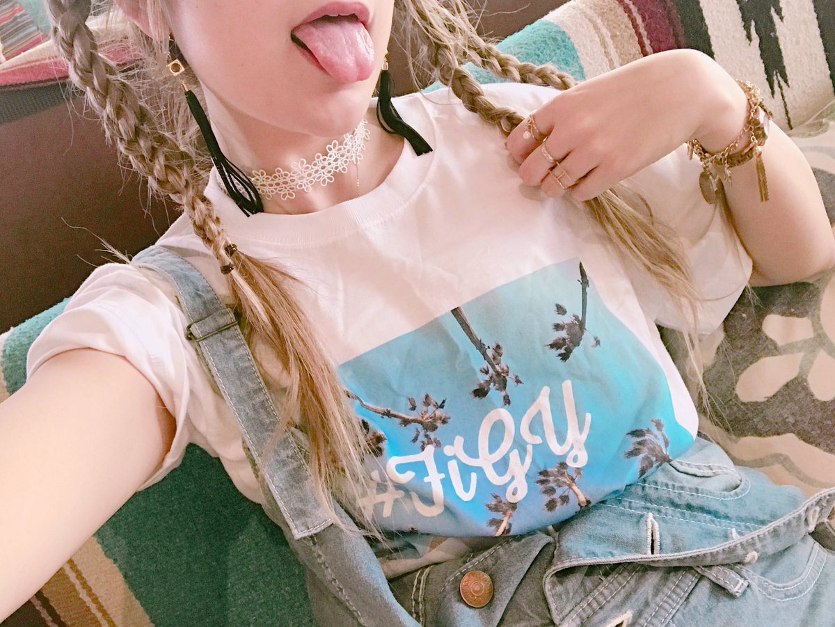 shipi0520's tweet photo. しぴたんBLOG📖💕💋
.
同志🤝Diet☆友達ナナ👩❤️💋👩
.
いい香り艶髪♡❁
.
#FIGY 再販決定っ👕✨
.
今日から名古屋帰ります🚄
.
《 https://t.co/vSuWNC51JK 》
.
#CROOZblog https://t.co/j8iH2Xm5Xy