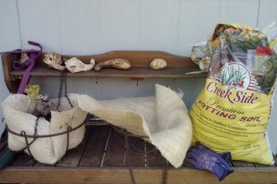 GardenBite's tweet image. #creativecontainers on #GardenBite burlap baskets gardenbite.com/2017/06/06/mak…