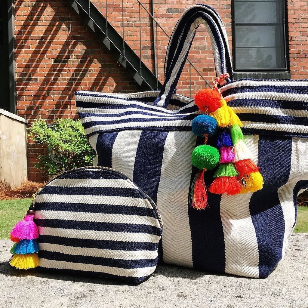 MtBrookMonkees's tweet photo. A perfect pair from JADEtribe New York 👝 👜 large tote ($180) & small cosmetic bag ($88).⠀
⠀
#axs #jadetribe #hand… https://t.co/cr8fISCvf8 https://t.co/td0Qxo2GoX