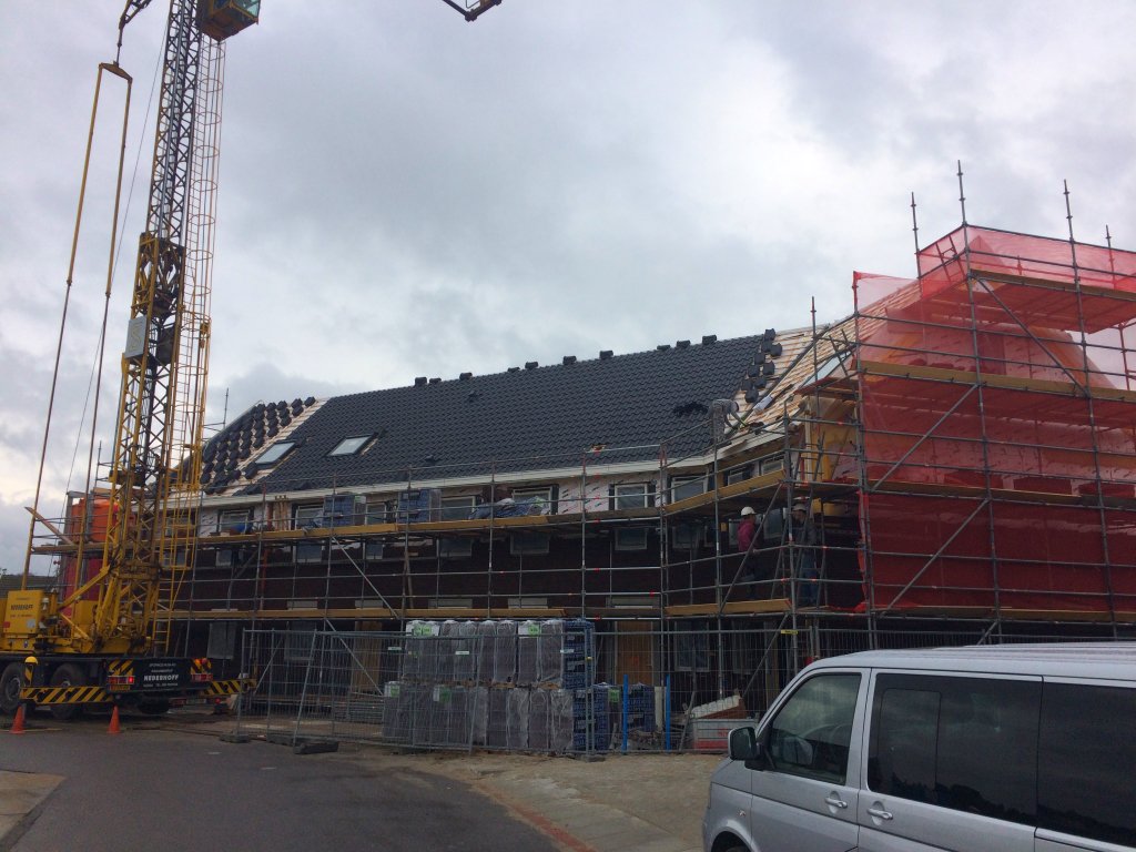 Vandaag gestart met het aanbrengen van de dakpannen bij <a href="/BoltonalaCarte/">Bolton à la Carte</a> project 26 woningen De Velden #Langeraar blok 1.