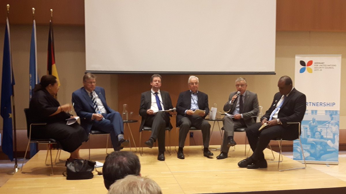 Teresaribera's tweet photo. Always bright! #Topfer: #RegionalGovernance, integration of SDGs. Fix the answers right: #climate #ocean #development. Act on land too!! https://t.co/43oOpof52L