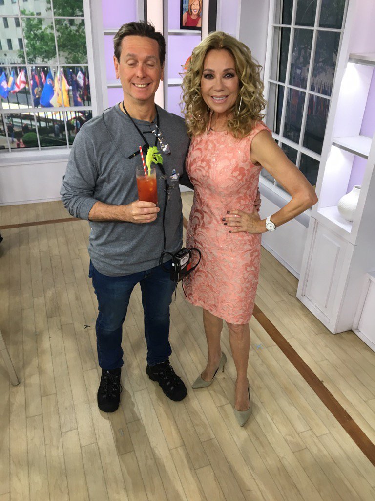 KathieLGifford's tweet photo. Today's dress is #chettab and earrings are @JMJEWELRY https://t.co/dPWm6iVSuZ