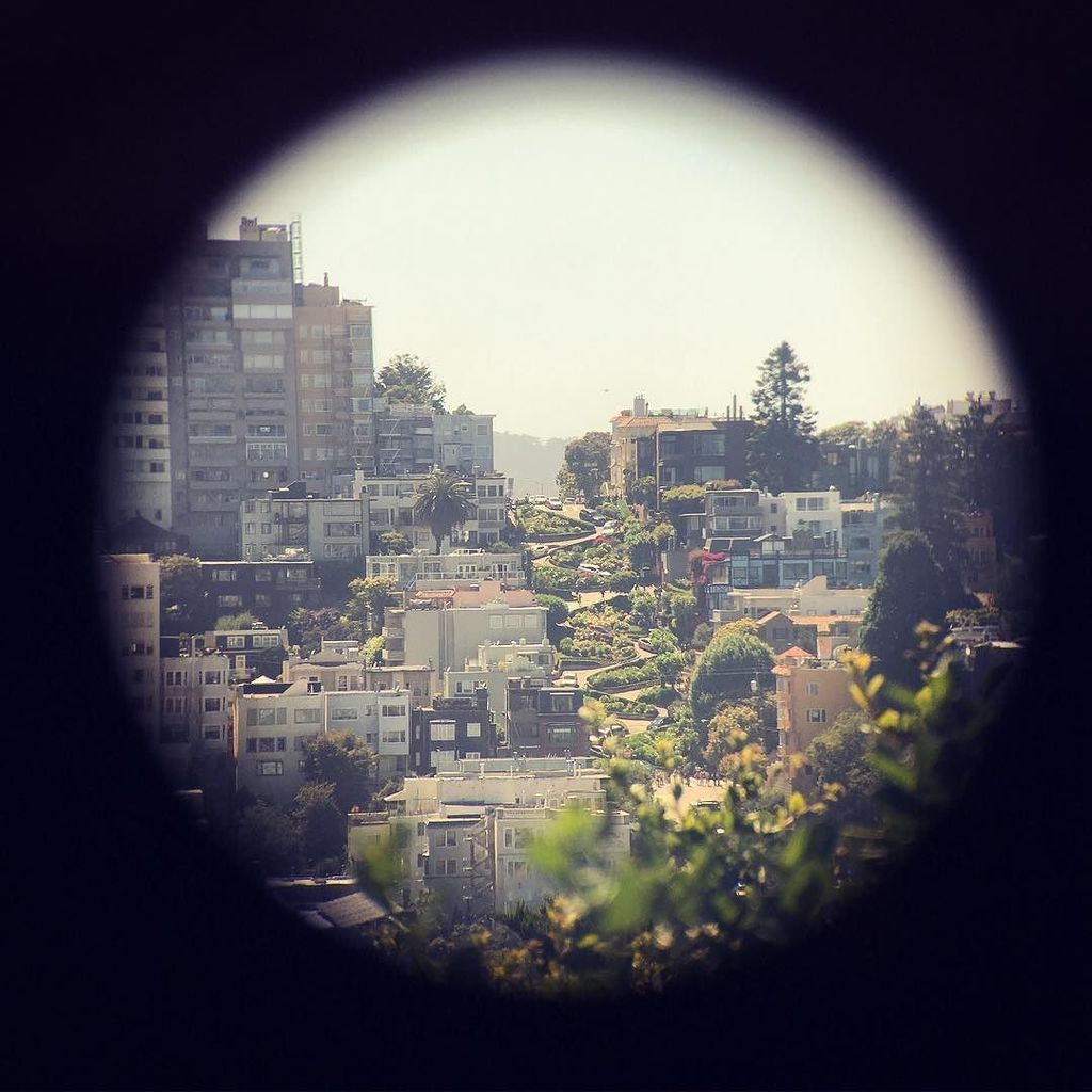 J2Paul's tweet photo. Lombard Street - Through the Telescope ••••
#lombardstreet #hairpin #meandering #sanfranciscobay #teliscope #viewf… https://t.co/aEUdrm0mVz https://t.co/0PwutnJA3v