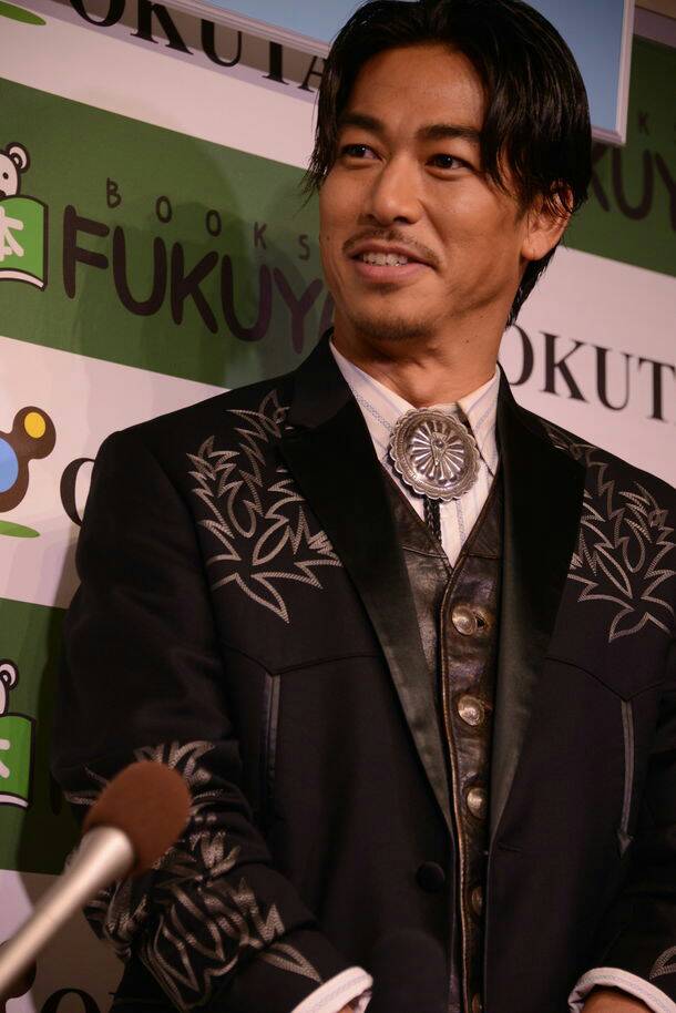 exnews24's tweet photo. 【記事】EXILE AKIRAメモリアルブックの出来栄えは120点、ATSUSHI提供衝撃写真も

 6/6発売記念イベントが福家書店新宿サブナード店で開催。「これを出版したあとのSNSでの拡散され具合が心配に……

https://t.co/VaGTqtSKI5
#EXILE https://t.co/V5WXgTOGMD
