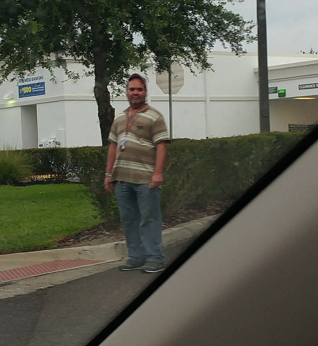 one800jenny's tweet photo. Fritzy walking around Orlando @PaulPabst seen at gas station @brooklynfritzy @andrewperloff  @HiMyNameIsSeton https://t.co/Ib64onZq8z