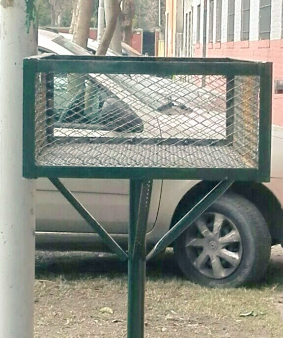 vivi_torcuato's tweet photo. APOYO A INSTITUCIONES | Colocación de Cesto de Residuos en L.de la Torre y Nueva York #EES5 #Baires #Torcuato_Este @ZamoraJulio @jmpaesani https://t.co/kNrSmvxpMD