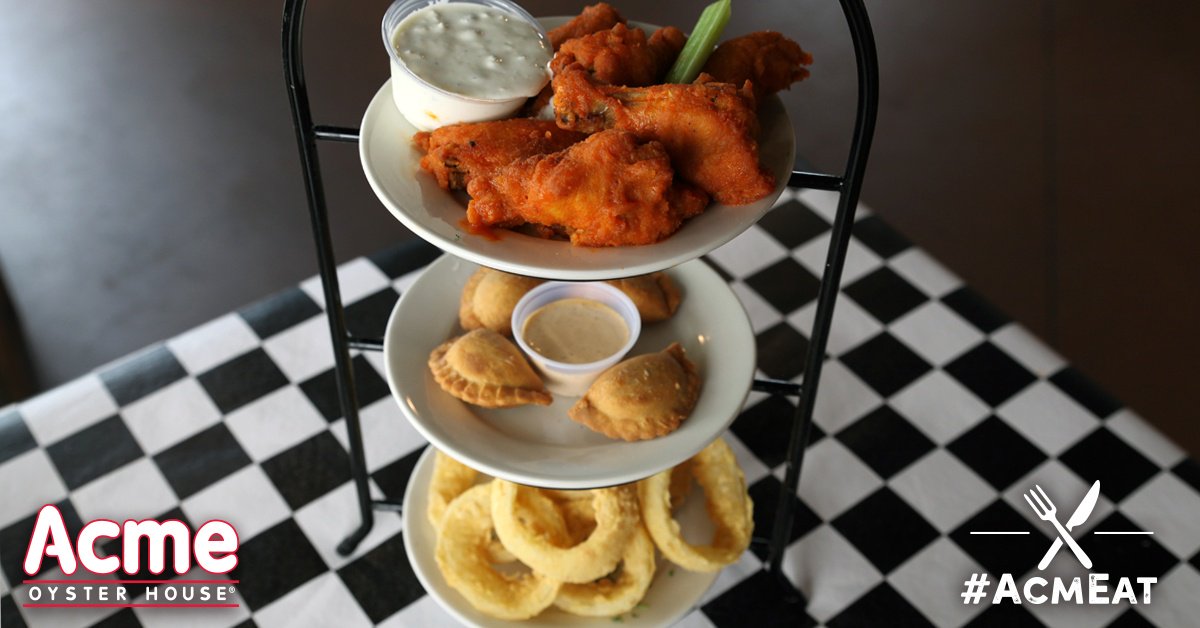 AcmeBR's tweet photo. Wings, rings and pies. Snack on dat! #TheSampler https://t.co/AyhMRwrkbk