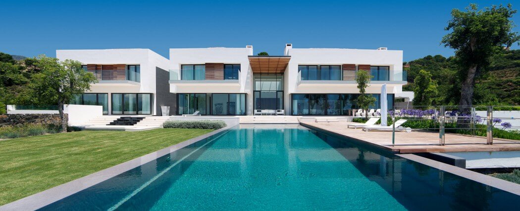 lisa_molinelli's tweet photo. This Spanish home has lots of room for recreational activities. #architecture #moderndes... https://t.co/qg5Qgvw0kw https://t.co/G2IhQ8whUy