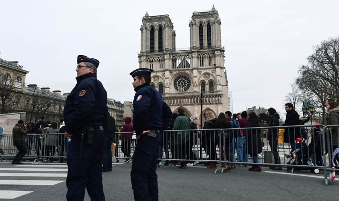 Daily_Express's tweet photo. BREAKING: Tourists trapped inside Notre Dame Cathedral in Paris after 'gunshots' heard https://t.co/skueJKRFqL https://t.co/9zbFmXlHNx