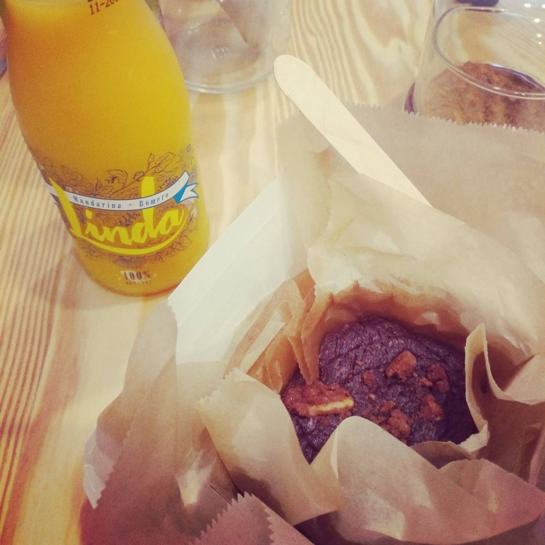 El finde estuve en <a href="/loliam_es/">Gluten Free</a> Todo #singluten y cosas tb #sinlactosa El brownie está muy bueno y lo acompañé d un zumo de <a href="/tomalindalimon/">LINDA Limón</a> 😁