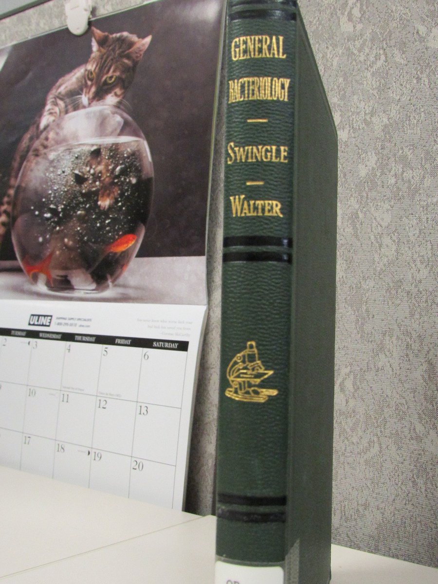 SciHistoryOrg's tweet photo. Tiny microscopes on books and cat calendars are some of the #OthmerLibrary's favorite things. #photowin https://t.co/ylBVtTlcB7 https://t.co/IfyEPXxymY